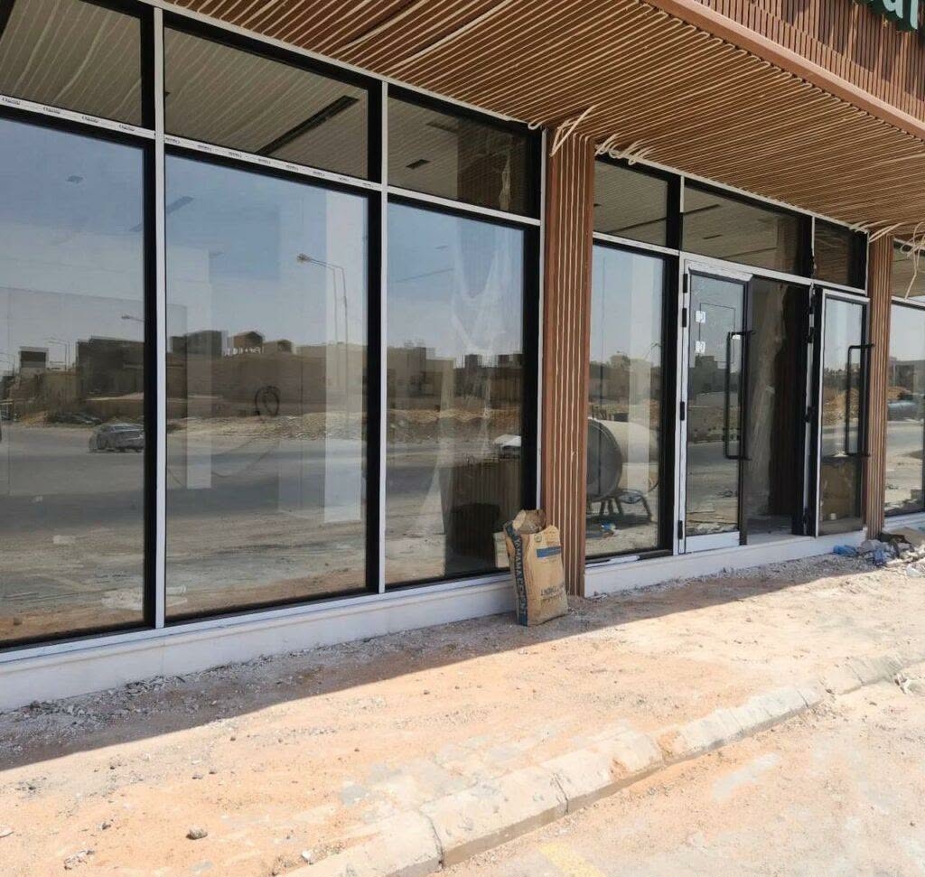 واجهة زجاجية وألمنيوم لمبنى